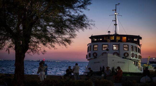 İzmir'in Eşsiz Gün Batımında Körfez Turları Başladı