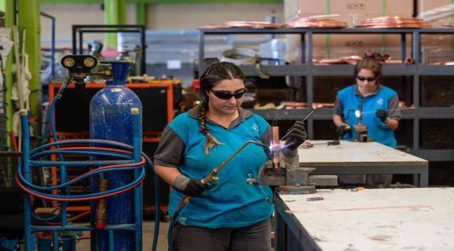 Meslek Fabrikası'ndan Mezun Olan Kadın Kaynakçılar İşbaşı Yaptı