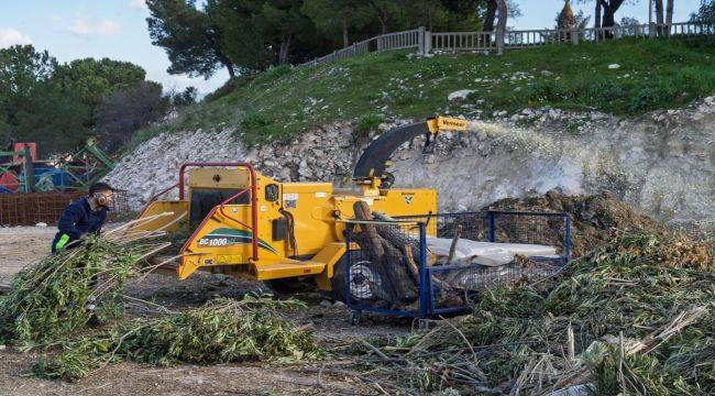 Toprağın Su Ve Minerallerini Tutuyor 